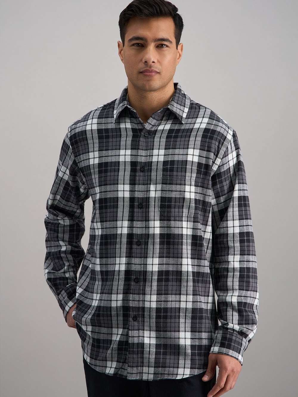 Men’s Haggar Blue, Gray & White Plaid Button-Down Shirt. Size: Large. NEW ❤️